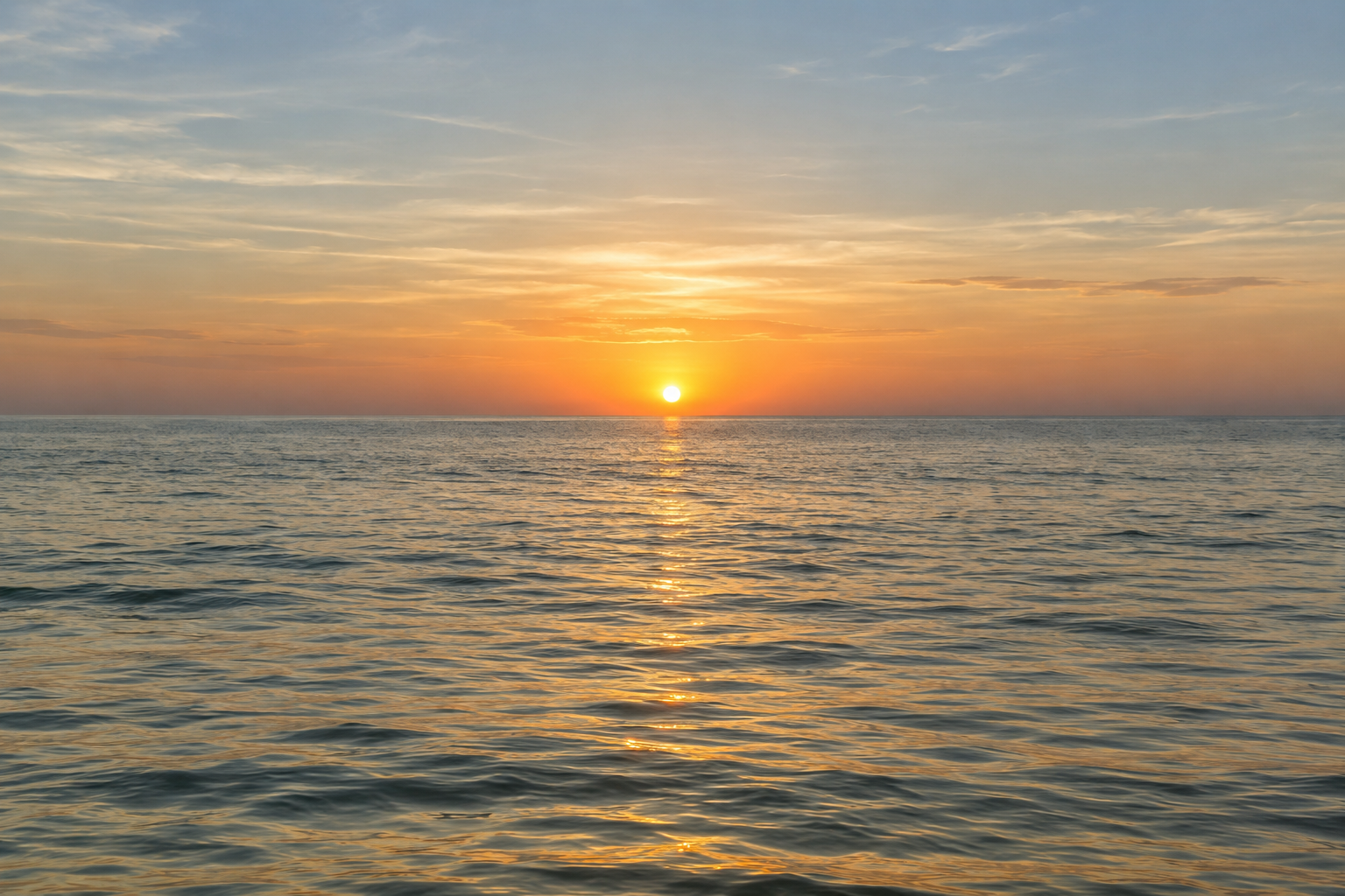 Il sole sull’acqua al tramonto